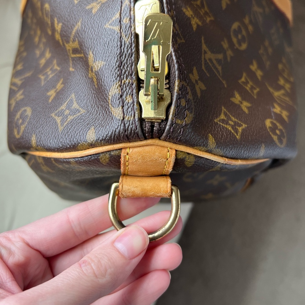Purchased off TheRealReal. 100% authentic. No smell.